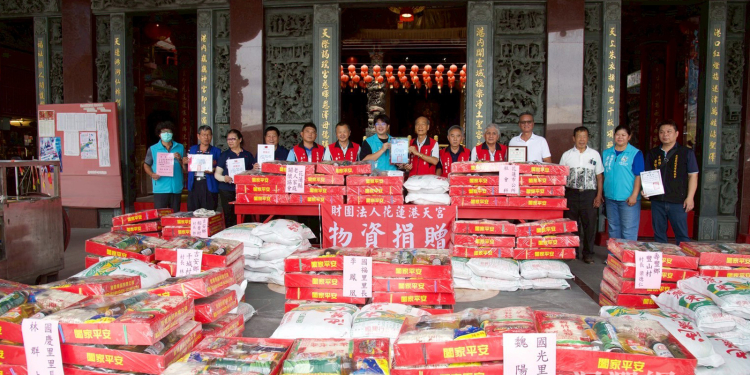 港天宮溫暖送愛 捐贈普渡物資助花蓮市實物銀行