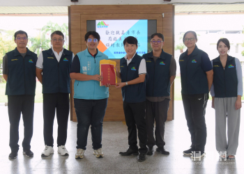 花蓮市教師節贈禮 魏嘉彥表達敬意