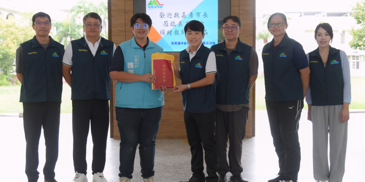 花蓮市教師節贈禮 魏嘉彥表達敬意