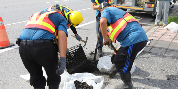 因應颱風來襲 花蓮市公所防汛整備 執行預防性清溝