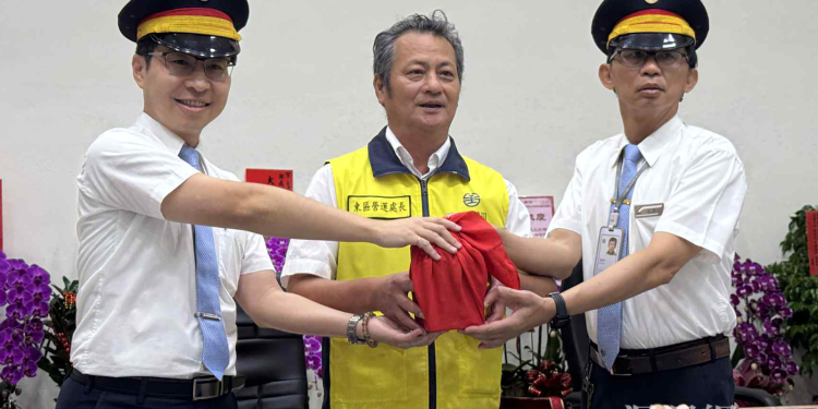 台鐵花蓮站新卸任站長交接典禮 鄭成忠接任站長