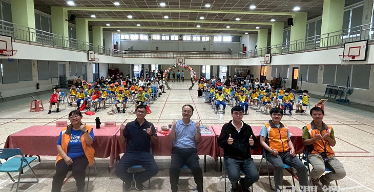 中華國小新生始業式 乖乖進門、快樂童年