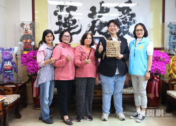 傳承藤編文化 國慶家政班贈傳統揹籃感謝市公所支持