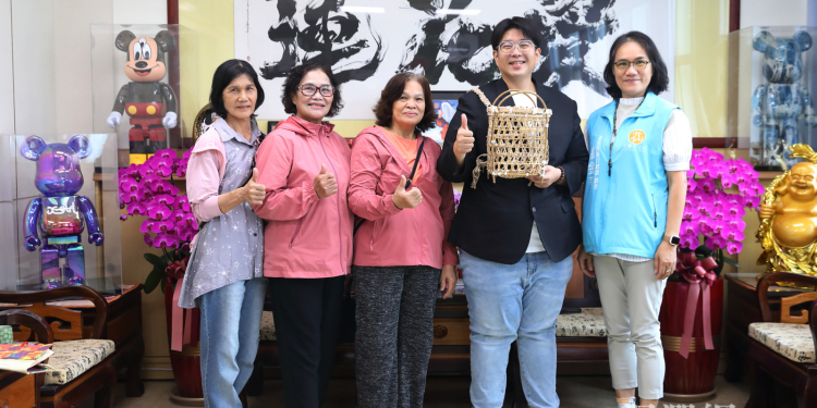傳承藤編文化 國慶家政班贈傳統揹籃感謝市公所支持