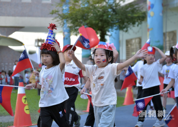 魏嘉彥與市幼學童同歡 喜迎雙十國慶
