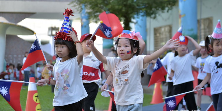 魏嘉彥與市幼學童同歡 喜迎雙十國慶