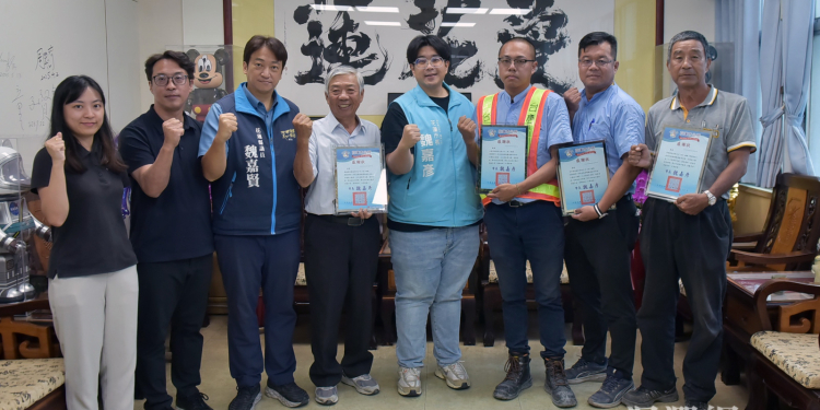 感謝重機械及營造業者支援救災 魏嘉彥頒感謝狀表達敬意