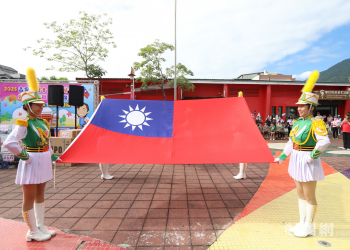 吉安雙十國慶升旗 花女儀隊掌旗 民眾為光復祈福 千人一同健走