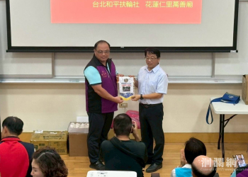 扶輪社攜手地方善心單位 捐贈化仁國中棒球裝備