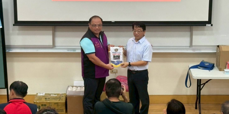 扶輪社攜手地方善心單位 捐贈化仁國中棒球裝備