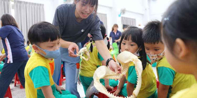 遠雄文教基金會走進花蓮市幼 魏嘉彥感謝推廣海洋教育　