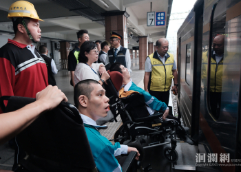 台鐵開出自強專列 搭載黎明院童的夢想