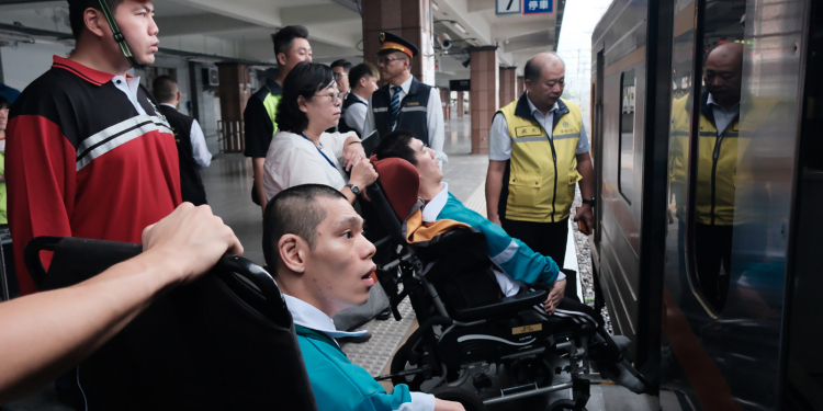 台鐵開出自強專列 搭載黎明院童的夢想