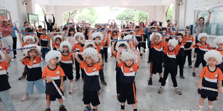 跨世代共舞,明恥國小師生與在地長者響應111拐杖節