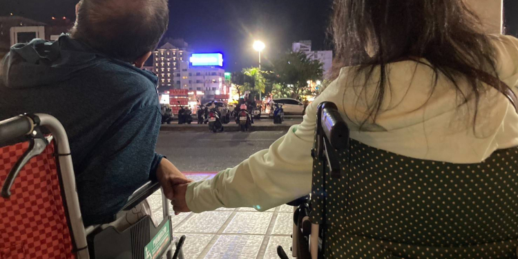 癌末男與摯愛女友首度出遊 護理團隊陪伴實現十年願望