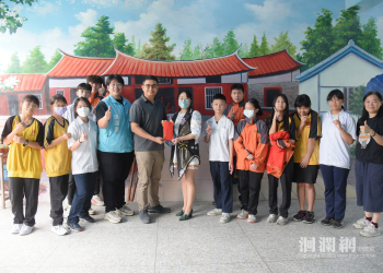 松鉅營造捐贈3萬元加菜金 魏嘉彥為吉中客語團隊加油