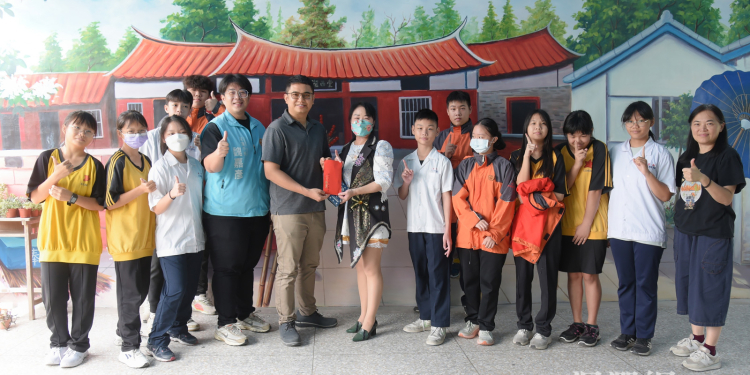 松鉅營造捐贈3萬元加菜金 魏嘉彥為吉中客語團隊加油