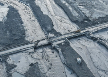 馬太鞍溪涵管便道路面淤土及樹枝 預估中午清理完成