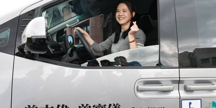 把愛開進花蓮 曾寶儀捐車助長者安心生活