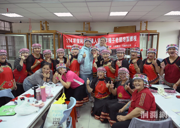 花蓮市啦啦爸志工隊手作頭飾研習登場,服務更具朝氣