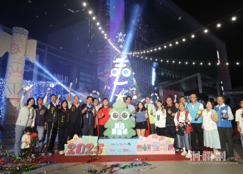 遠百花蓮超萌聖誕樹點燈「星願禮物認養」公益邁入第13年！