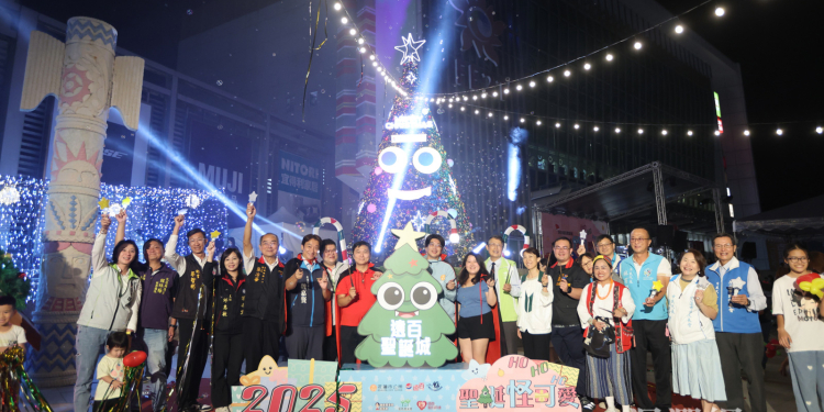 遠百花蓮超萌聖誕樹點燈「星願禮物認養」公益邁入第13年！