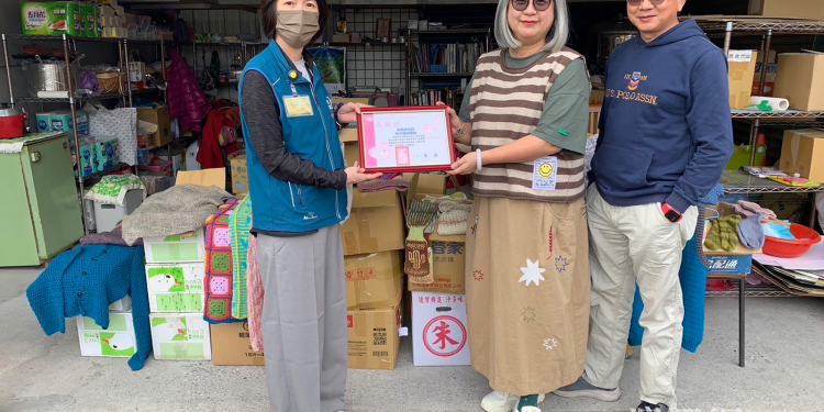黃惠蘭老師攜手和全台織友 贈逾千毛線織品 18年不間斷
