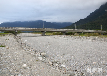 會勘國福橋下美崙溪嚴重淤積 魏嘉彥盼縣府正視加速改善