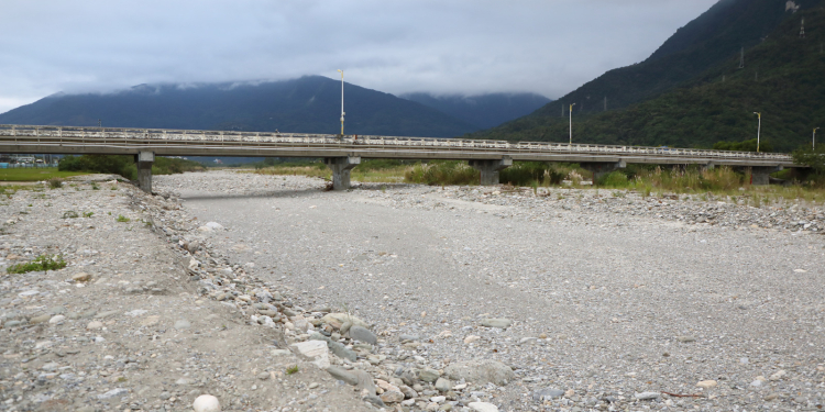 會勘國福橋下美崙溪嚴重淤積 魏嘉彥盼縣府正視加速改善