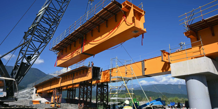 玉里高寮大橋0918震災復建工程完成最後梁合攏