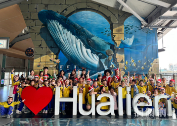 純真童聲暖心旅途！中華國小聖誕報佳音 驚喜現身花蓮火車站