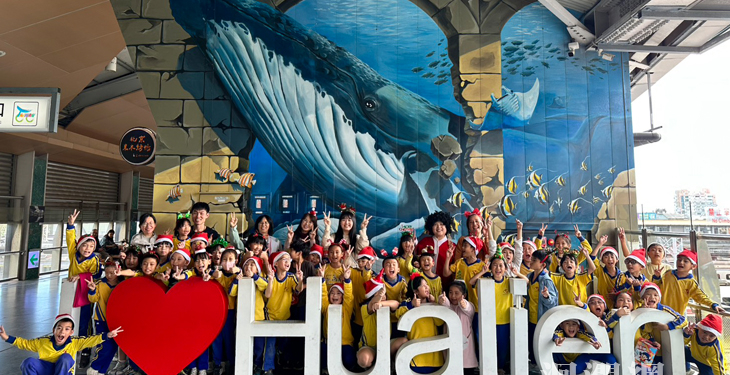 純真童聲暖心旅途！中華國小聖誕報佳音 驚喜現身花蓮火車站