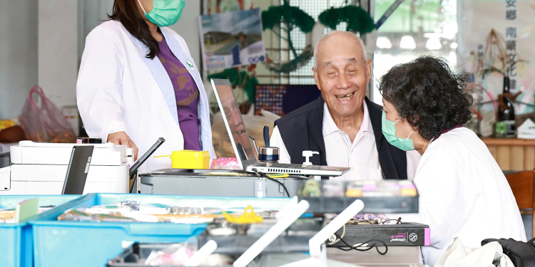 偏鄉巡迴醫療啟動8旬爺爺笑讚,不用舟車勞頓很方便