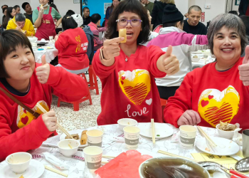 迎馬年送暖！花蓮市公所愛心年菜關懷黎明教養院 市長與院生溫馨圍爐