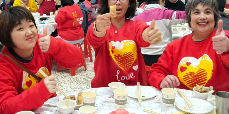 迎馬年送暖!花蓮市公所愛心年菜關懷黎明教養院 市長與院生溫馨圍爐