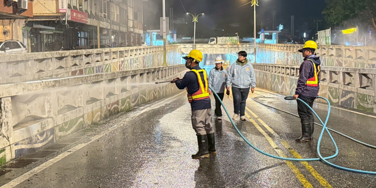 響應國家清潔週 花蓮市夜間清洗中山地下道迎接新春