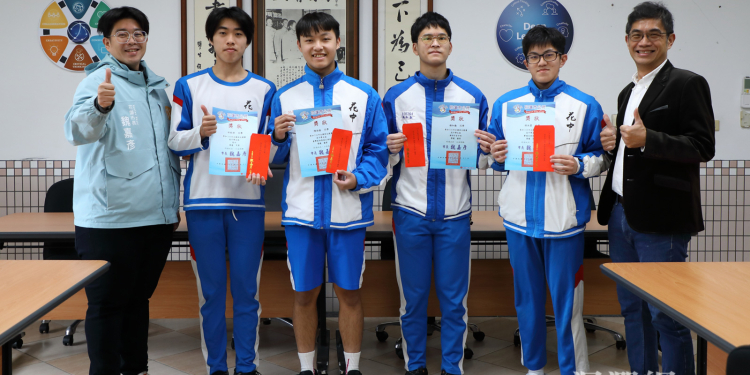 魏嘉彥走訪九校表揚全國語文競賽獲獎學子