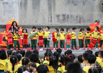 花蓮市幼年貨大街義賣 魏嘉彥與學童一起傳遞愛與關懷