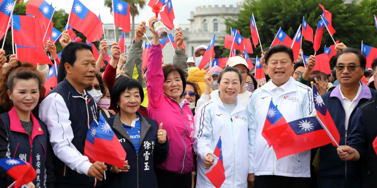 元旦健走趣 吉安五千名鄉親齊聚鬱金香升旗 帶回新掃具