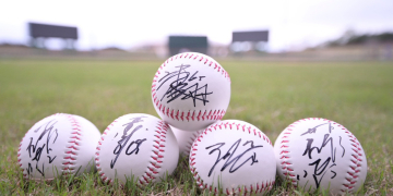 花蓮縣立棒球場全修整修後首場活動 觀看統一獅春訓抽簽名球