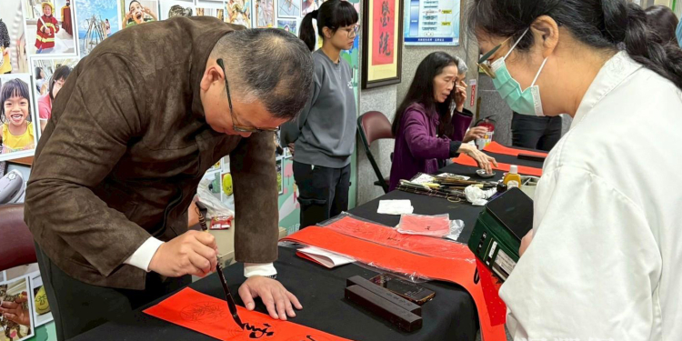 花蓮醫院喜迎馬年 新春攜手書畫名家揮毫送春聯