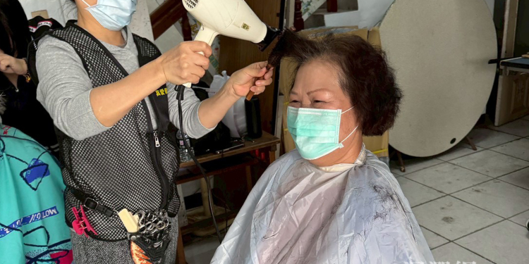 老家協會辦愛心義剪 為長者剪水水迎新年