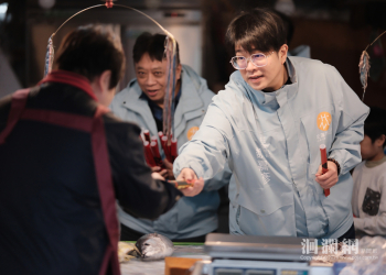 花蓮市長春節前夕走訪市場拜早年 發送春聯年味濃