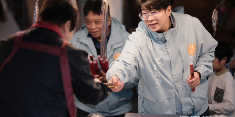 花蓮市長春節前夕走訪市場拜早年 發送春聯年味濃