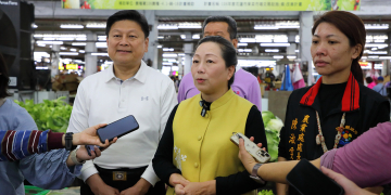 徐榛蔚視察花蓮縣蔬菜運銷合作社 確保年節蔬菜供貨穩定與食安