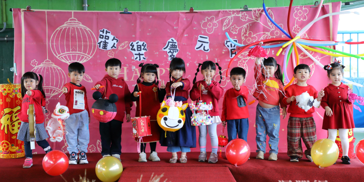 花蓮市幼慶元宵 學童展現各種創意燈籠走秀